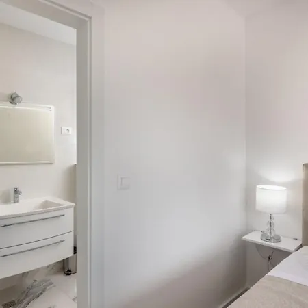 Luxury Fleur With Pool Βίλα *