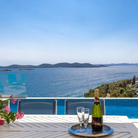 Luxury Fleur With Pool Βίλα *