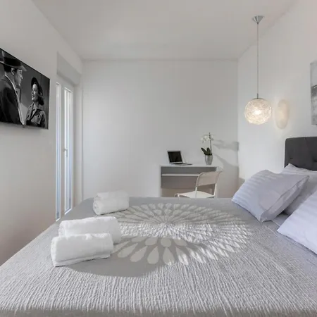 Luxury Fleur With Pool Villa Drage