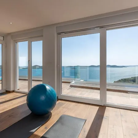 Luxury Fleur With Pool Villa Drage