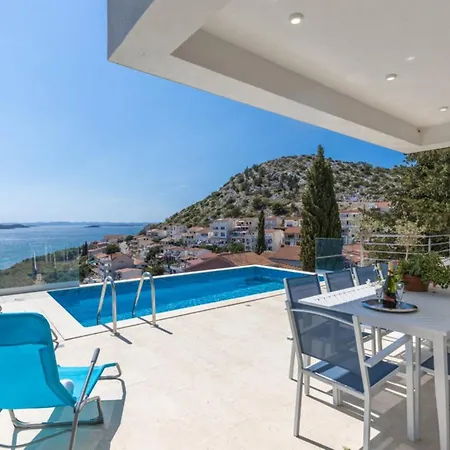 Luxury Fleur With Pool דראגה