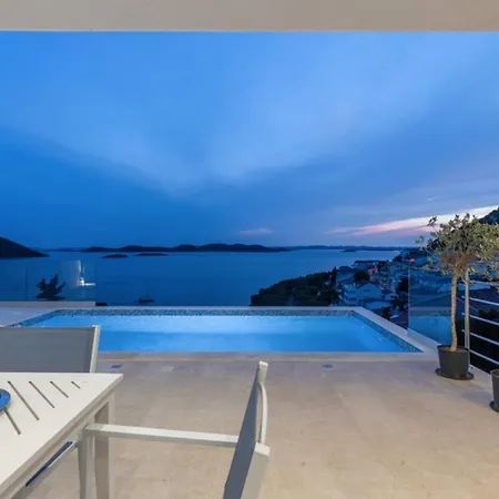 Luxury Fleur With Pool Villa *