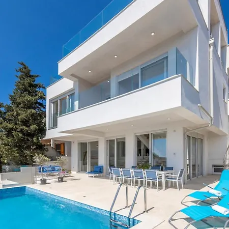 Luxury Fleur With Pool Villa Drage