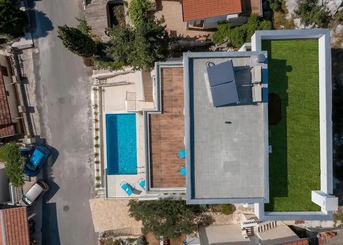 Вилла Luxury Fleur With Pool Драге